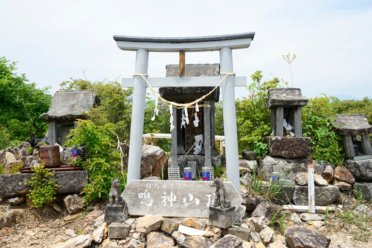 山頂の祠にも小さいながらもオオカミ像が。