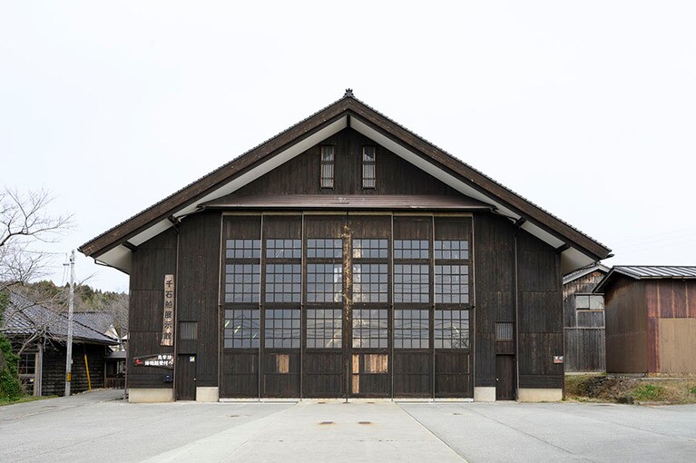 博物館には小木の歴史や人々の暮らしを語る約3万点の資料を展示。