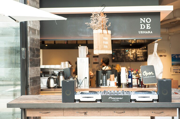 店先では音楽イベントなどを開催する。