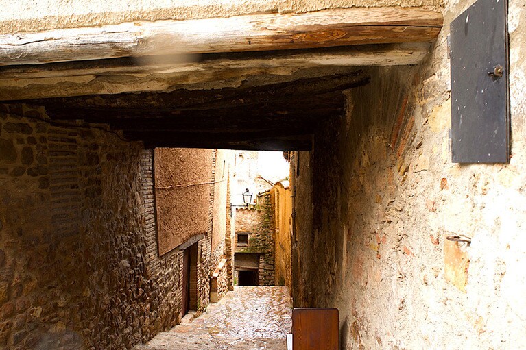 アインサも高台の村だが、アルケサルのほうが高低差を感じさせるつくり。気の向くままに路地を行く楽しさがある。