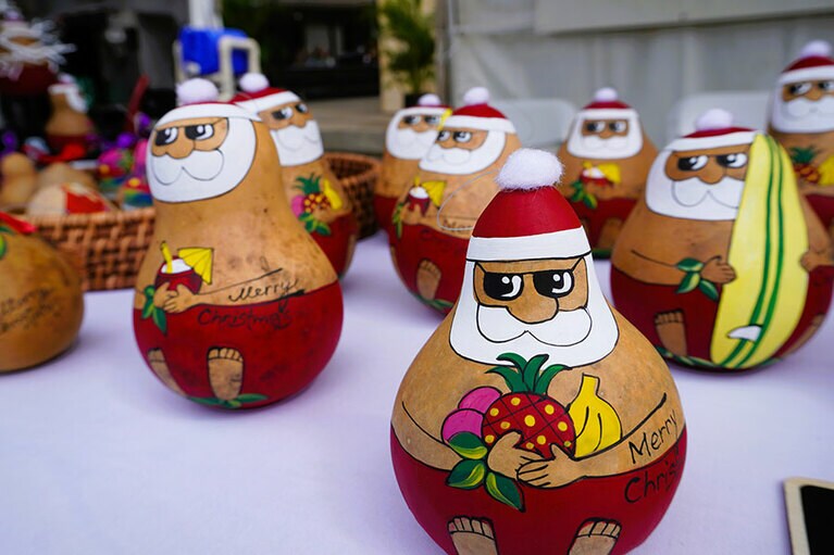 ひょうたんでできたサンタさんのクリスマスオーナメント。1つ25ドル。