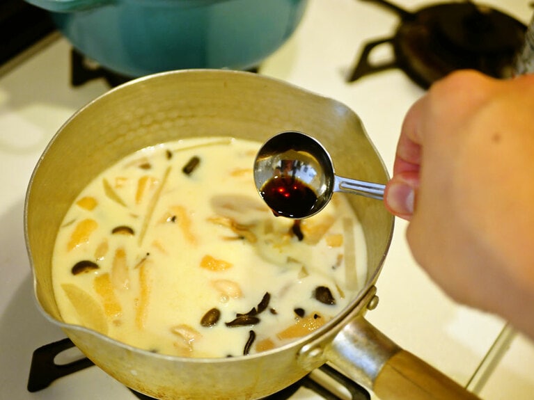 8分煮たのち、味噌を溶き入れ、豆乳、醤油も加えて、よく混ぜます。豆乳を入れたら、沸騰させないよう気をつけて(分離してしまうので)。中火に戻して、鍋まわりがフツフツいってきたら、完成です。