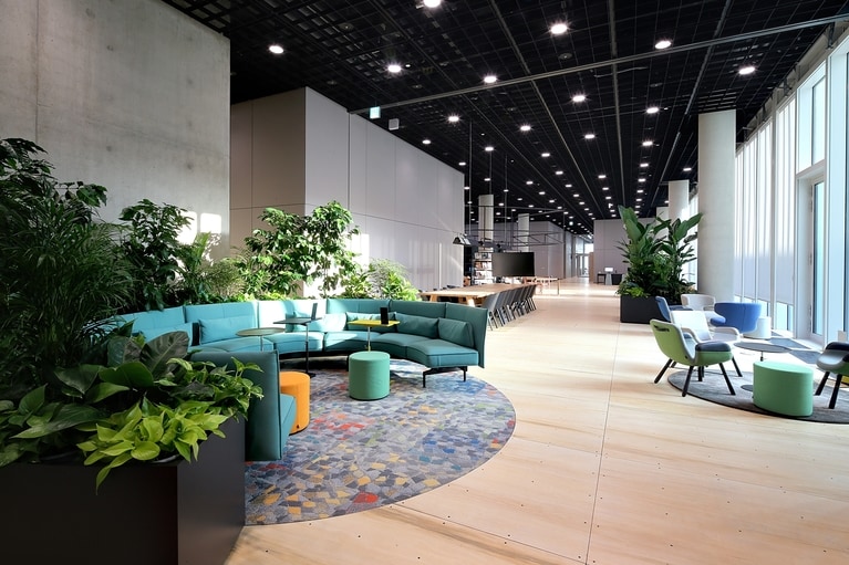 社内には、ティータイムにぴったりのオープンスペースも多数。