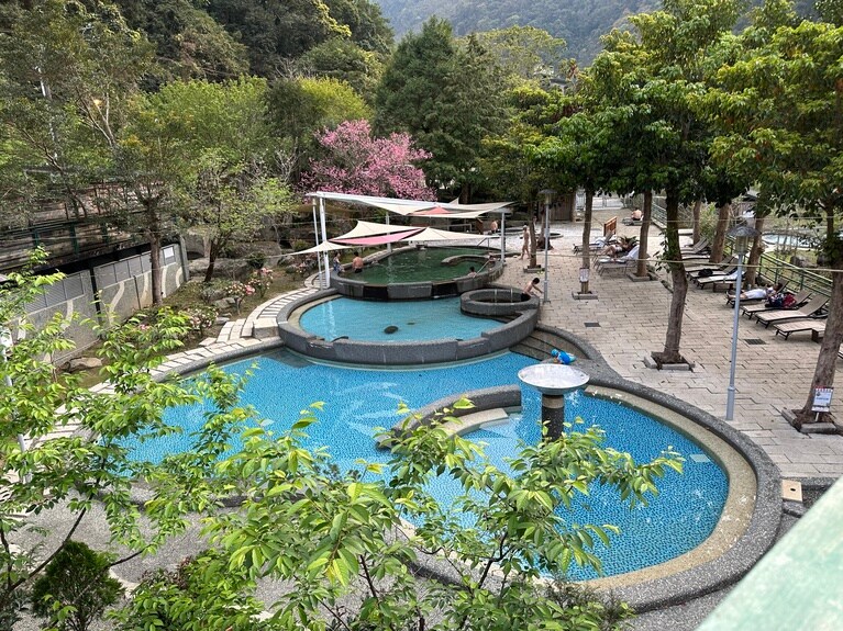 澄んだ山の空気をたくさん浴びて、温度の異なる温泉をホッピング。