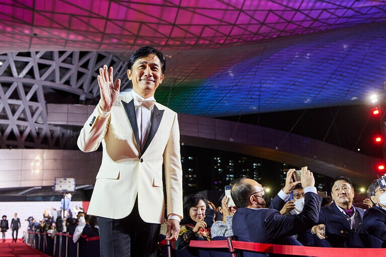 開幕式のレッド・カーペットでキラキラ笑顔のトニーさん。©BIFF