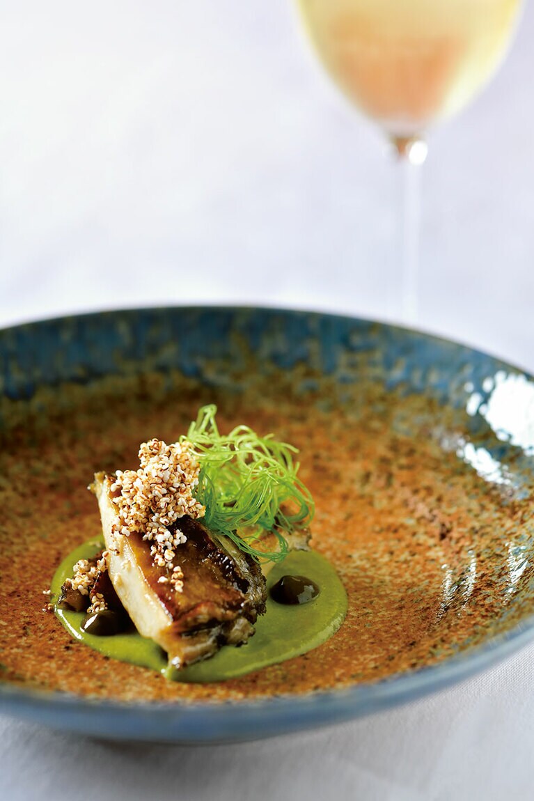 コースの一皿から「鮑のサルサヴェルデ」。コース：ランチ 5,000円～、ディナー 10,000円～。