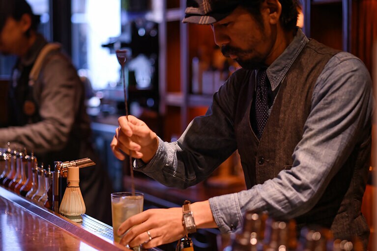 『茶割』1,200円。ウォッカベースに水出しの玉露、和三盆を加えたカクテル。茶葉の持つ上品で柔らかな甘みが感じられ、優しい口当たり。まさに「がぶがぶ飲む」のに最適。