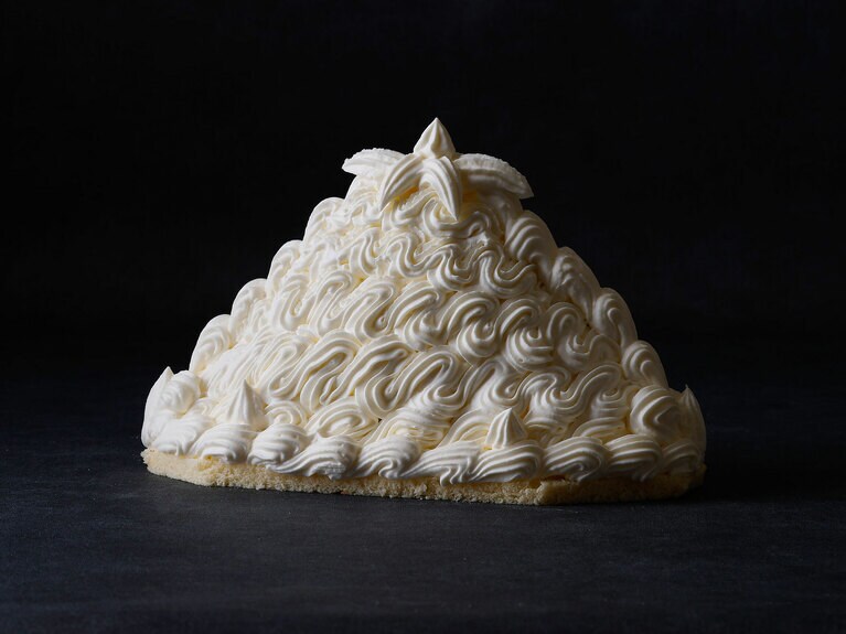 「モンブラン」（限定150個）10,000円。21cm×10cm×高さ13cm。