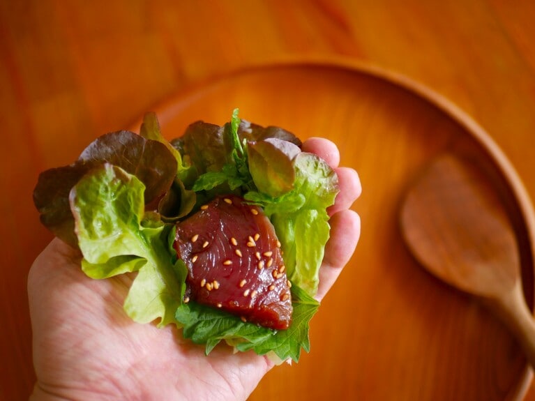 ヅケにしたかつおをレタスと青じそで巻いて食べる……うまいッ。