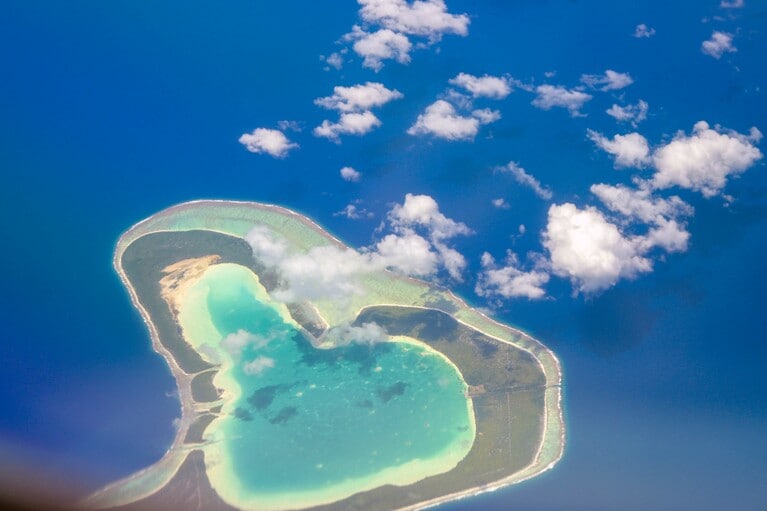ハート形のツパイ島。ボラボラ島など、人気の島の上空を通るときはお知らせのアナウンスが流れました。