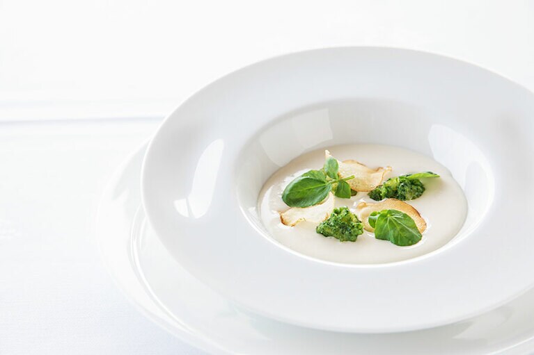 「じゃが芋のポタージュ 香草風味のクルトンを添えて」。クリーミーな味わい。