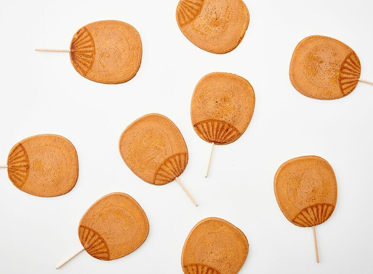 御菓子司 寳月堂「丸亀うちわせんべい」3枚入り 174円／香川県