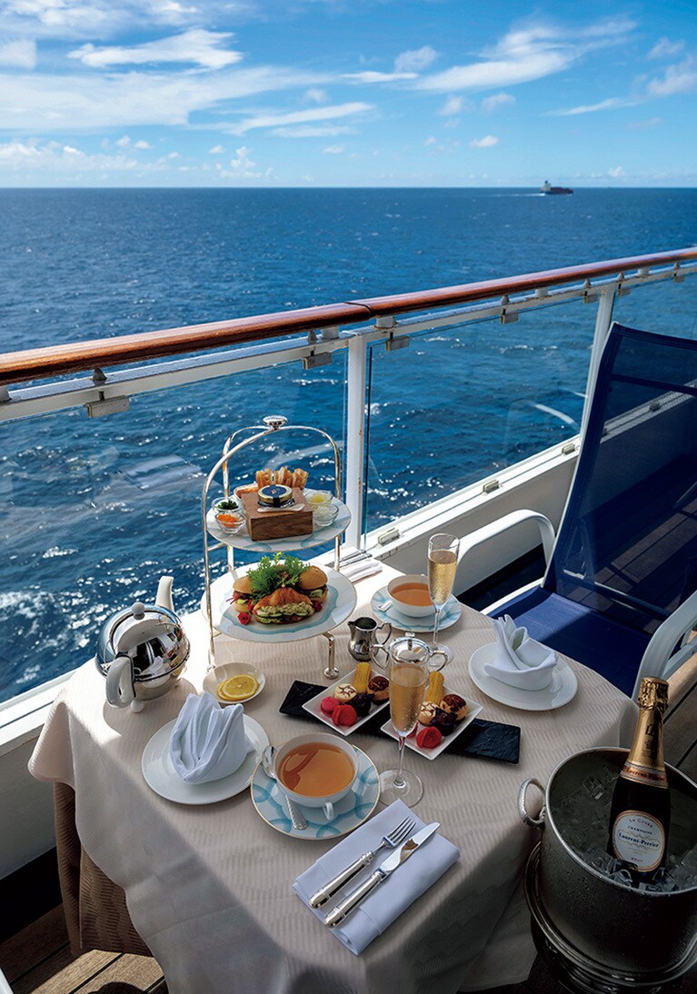 海を見ながらのハイティー（有料）も船上での愉しみ。