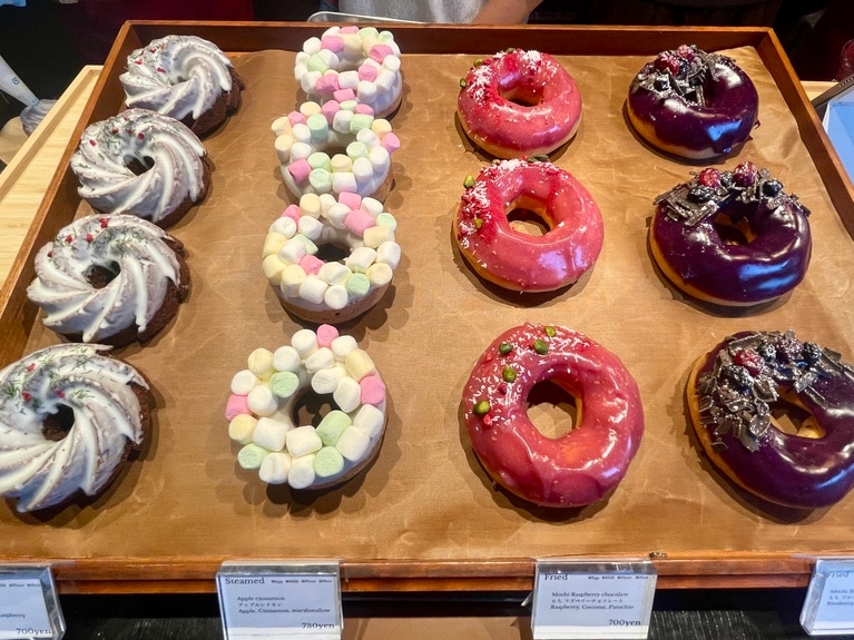 左から「チョコチップ」700円、「アップルシナモン」730円、「ラズベリーチョコ」700円、「ブルーべチーチョコ」750円。※「アップルシナモン」のみ蒸しドーナツ。