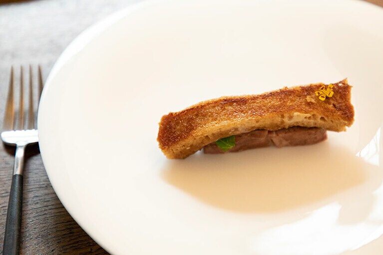 ［SHÓKUDŌ YArn］この日のメインは「カツとじ」。「なんでこれが!?」と思いながら口に運ぶと「あ、本当だ！」とびっくり。