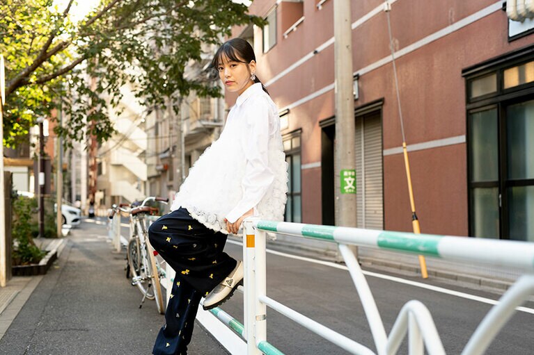 一番得意なおつまみは「出汁巻き卵」と中井友望さん／撮影 文藝春秋