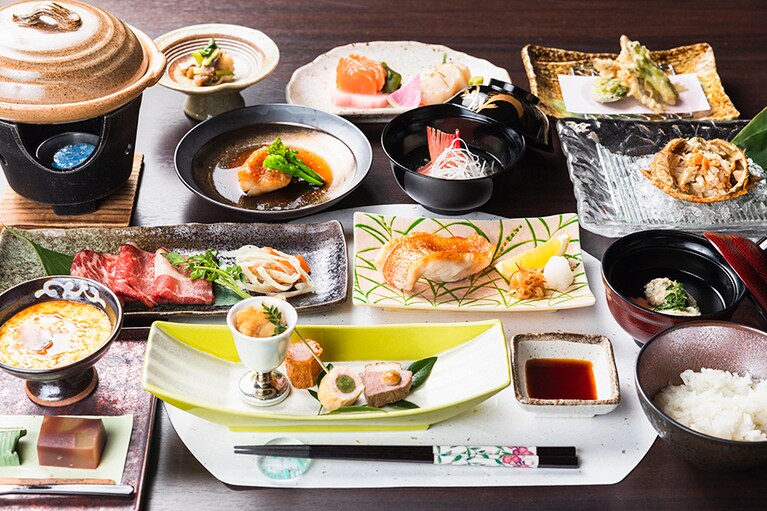 蔦温泉旅館［青森／蔦温泉］特別室「鶴寛」の夕食イメージ。