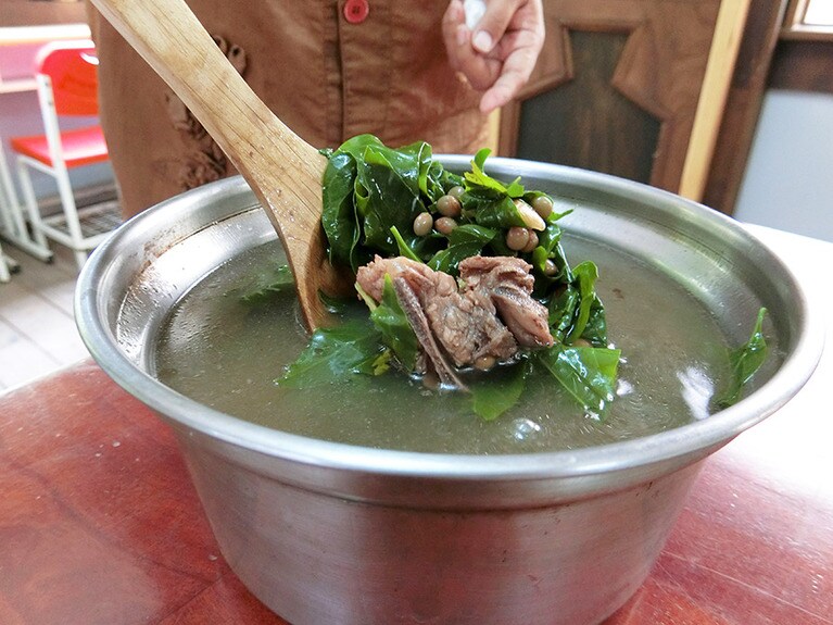 出汁がきいた味噌汁は、和食にも近い味わい。