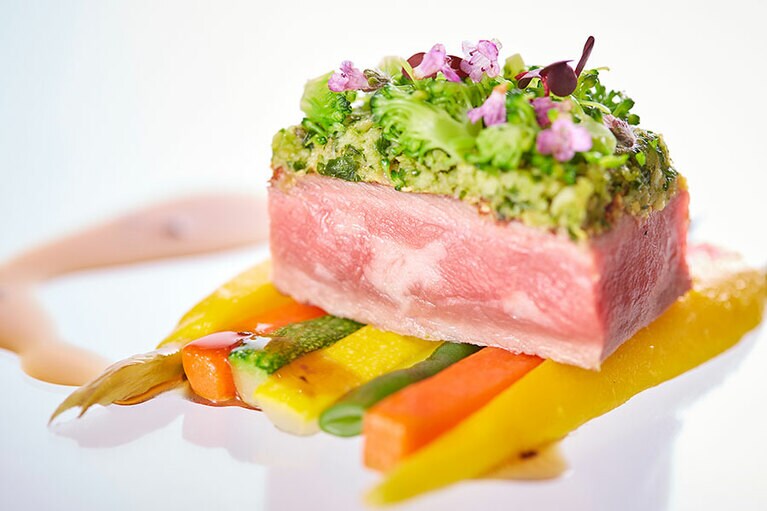 多彩なメニューに心が弾む。絶妙な火入れの肉も美味。