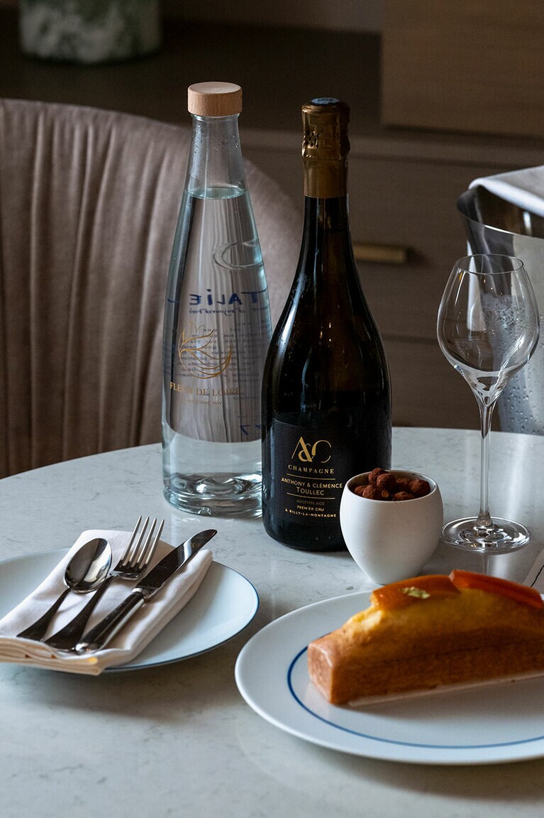 客室にはシャンパーニュとオリジナルのケーキが用意されており、くつろぎのひとときを実感できる。