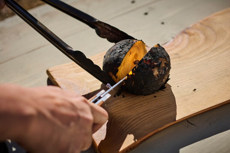 皮が焼け落ち始めたら取り出して、そのままカット。