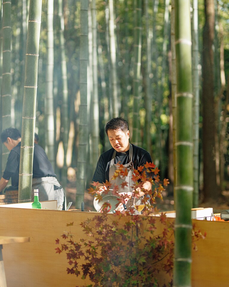 竹林の中の厨房。