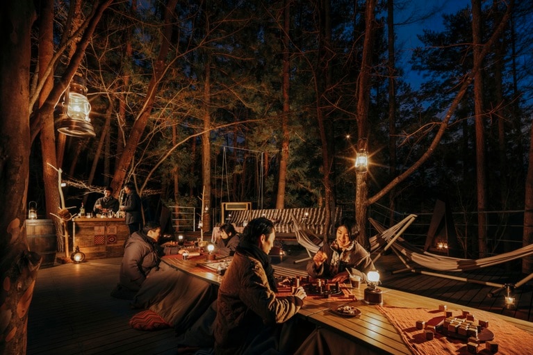 20時から22時まで、木漏れ日デッキには「森ごもりラウンジ」が登場。森の空気を感じながらこたつで寛ぎ、家族や仲間とボードゲームで盛り上がる。こちらも無料で、予約は不要だ。