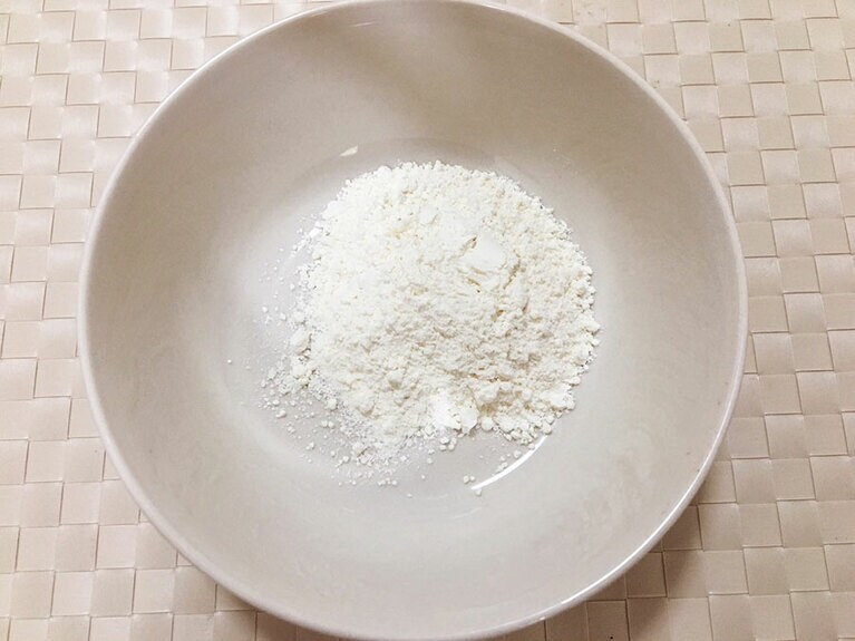 耐熱容器に、ホットケーキミックスを入れる。