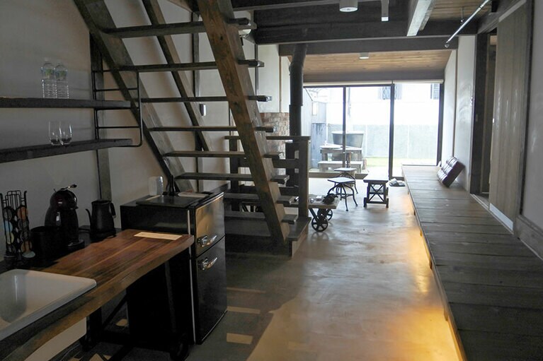 202号室の1階。土間に薪ストーブ、屋外に五右衛門風呂があります。