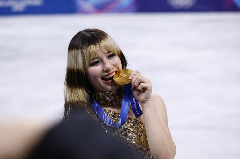 金メダルをかじるアリサ・リウ（©JMPA）