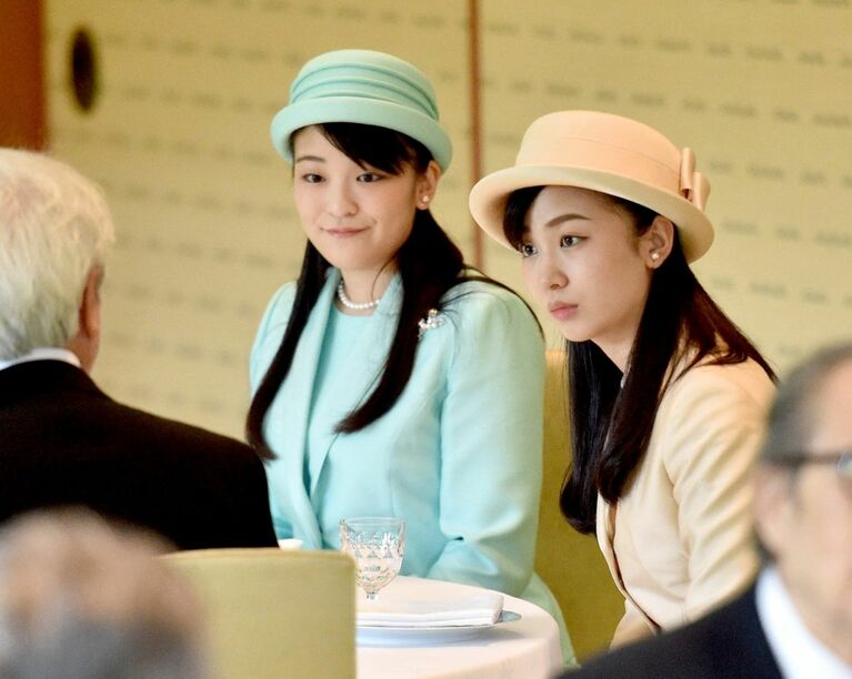 日本芸術院賞の受賞者らを招いた茶会で歓談される、眞子さま（当時）と佳子さま