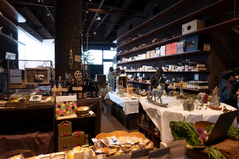 表参道にある「eatrip soil」の店内。右の棚には全国各地の醤油やみりん、乾物などが、カウンターにはワインや日本酒などの酒類が並ぶ。手前の棚にはクッキーなどの焼き菓子も。