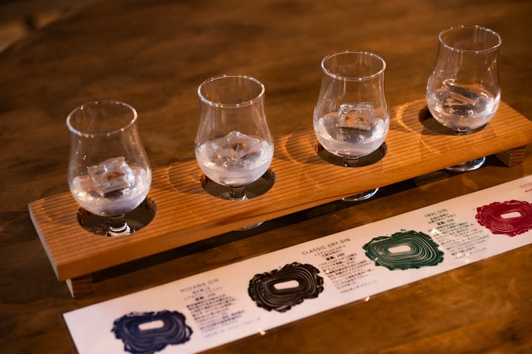 4種類のクラフトジンを飲み比べできるテイスティングセットも。