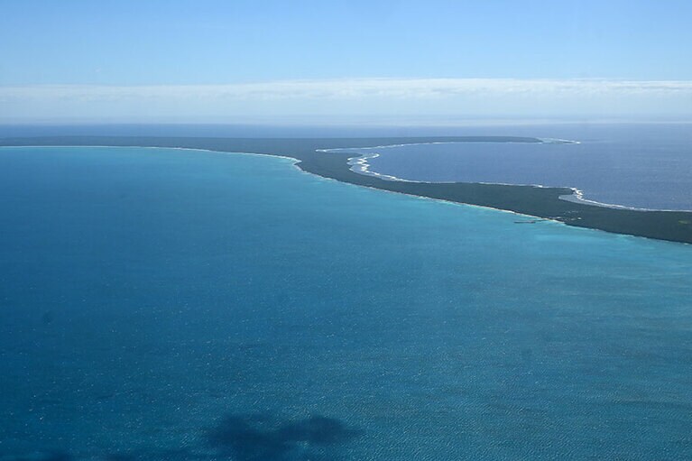 機内右側から撮影。島の細長さは伝わってきます。