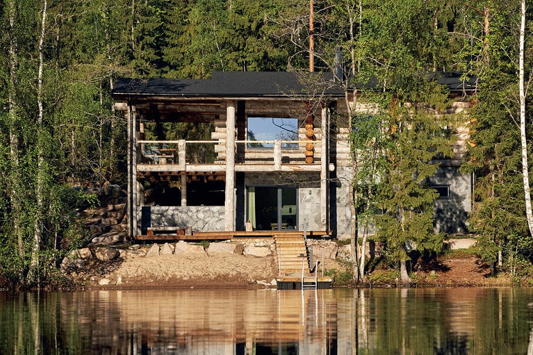 伝統的なフィンランドのログハウス“ヴィラ・ユハニ”。目の前が湖なのでサウナの後、水に浸かりリフレッシュできる。©Hawkhill Cattage Risort