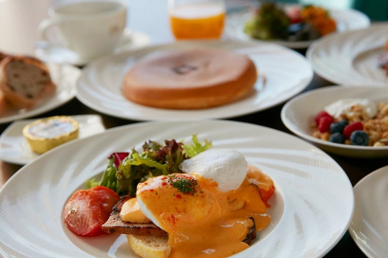 朝食で大人気はエッグベネディクト。