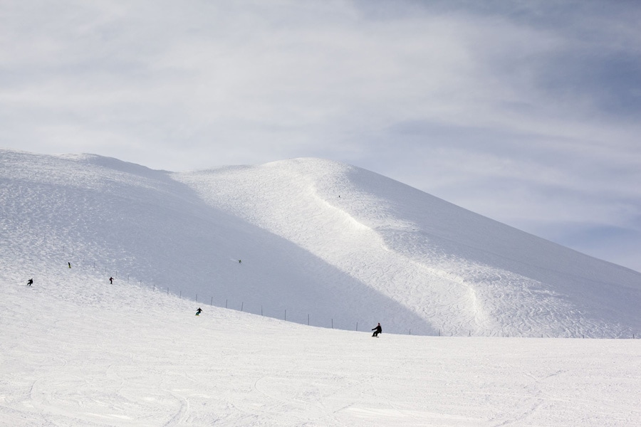 さらさらのパウダースノーを楽しんでいるスキーヤーたちの姿を眺めているだけで、気分爽快！(photo：Anthony Brown/123RF)