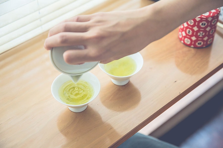 ［おいしい日本茶の淹れ方］(6) 急須の中のお茶が少なくなってきたら、最後の一滴が出るまで根気よく注ごう。
