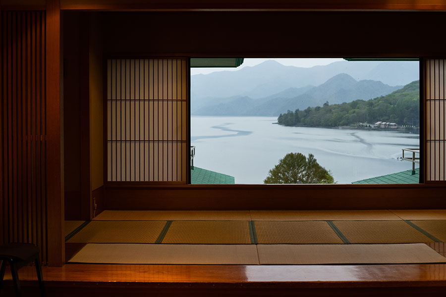 ほぼすべての客室から中禅寺湖の絵画的風景が望める。