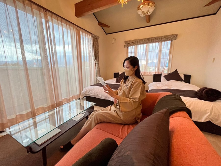 お部屋は広々とした寛ぎの空間。雄大な富士山を望むツインルーム「富士」、広いバルコニーが心地よいシングルルーム「檜」の二部屋が用意されている。