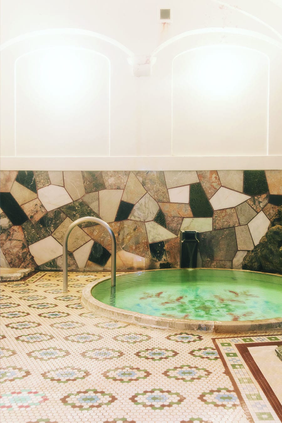 【元湯 環翠楼】床や浴槽のタイルがレトロな「大正風呂」。男湯と女湯は交代制。Photo: Masahiro Shimazaki