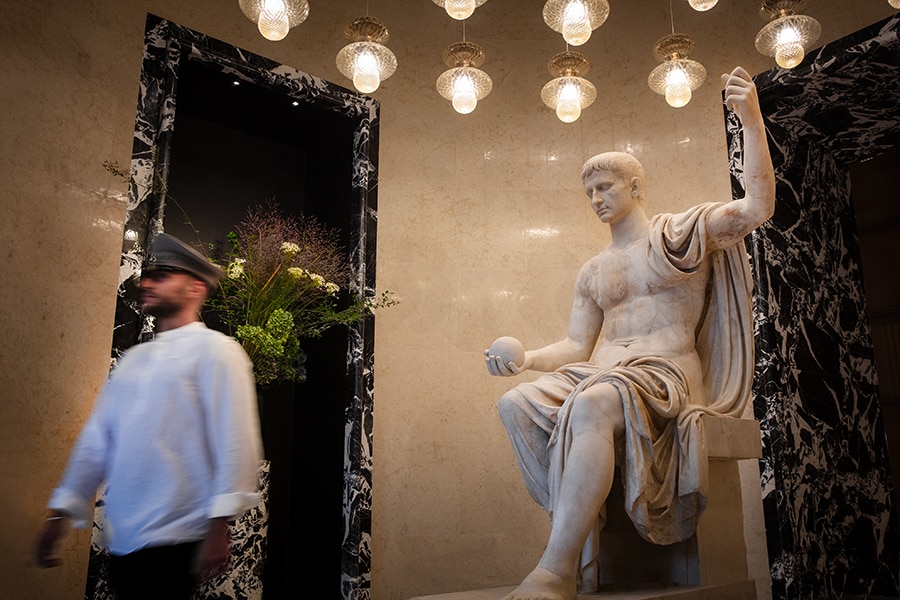 エントランスにはトルロニア財団蔵の古代彫刻をブルガリが修復して展示。