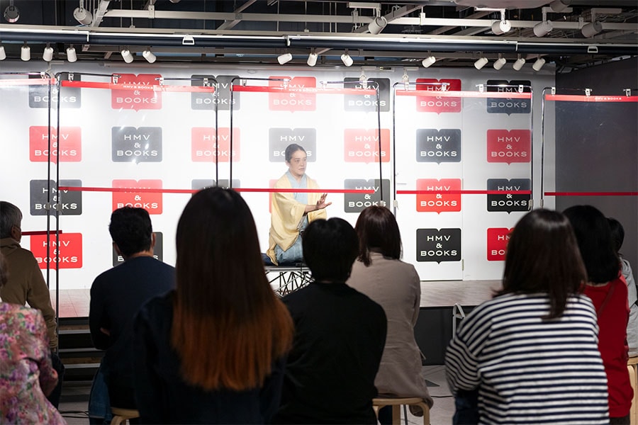 3月27日に渋谷のHMVで行われた落語会の様子。感染症対策のパネルを設置するなど、舞台の様子に変化はあるものの、少しずつ以前の様子を取り戻している。