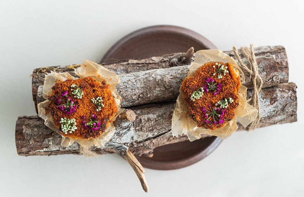 沖縄産の自然薯“クーガイモ”を甘海老やオカノリ、キムチで香ばしく仕上げた“クーガイモのお焼き”(写真は2人分)。