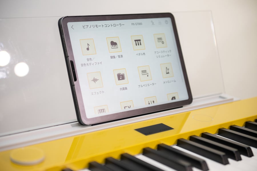 Bluetoothに接続して、カシオのデジタルピアノ・キーボードユーザーのための専用アプリ「CASIO MUSIC SPACE」を使えば各種設定を簡単に操作できる。好きな曲をかけながらバンド気分やオーケストラ気分でピアノを弾くというような楽しみ方も可能だ。