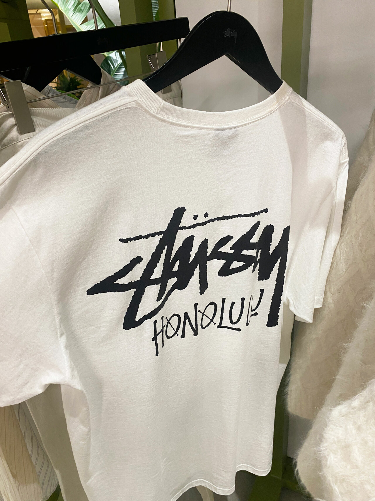 このTシャツを目指して並ぶ人多数。