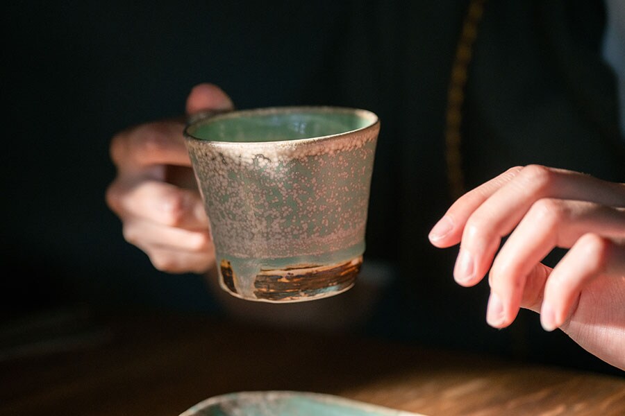 山梨の上野原市で作陶するジェンギズ ディクドウムシュさんの作品。結晶釉を用いて作られる、トルコらしい美しいターコイズブルーが印象的な器だ。