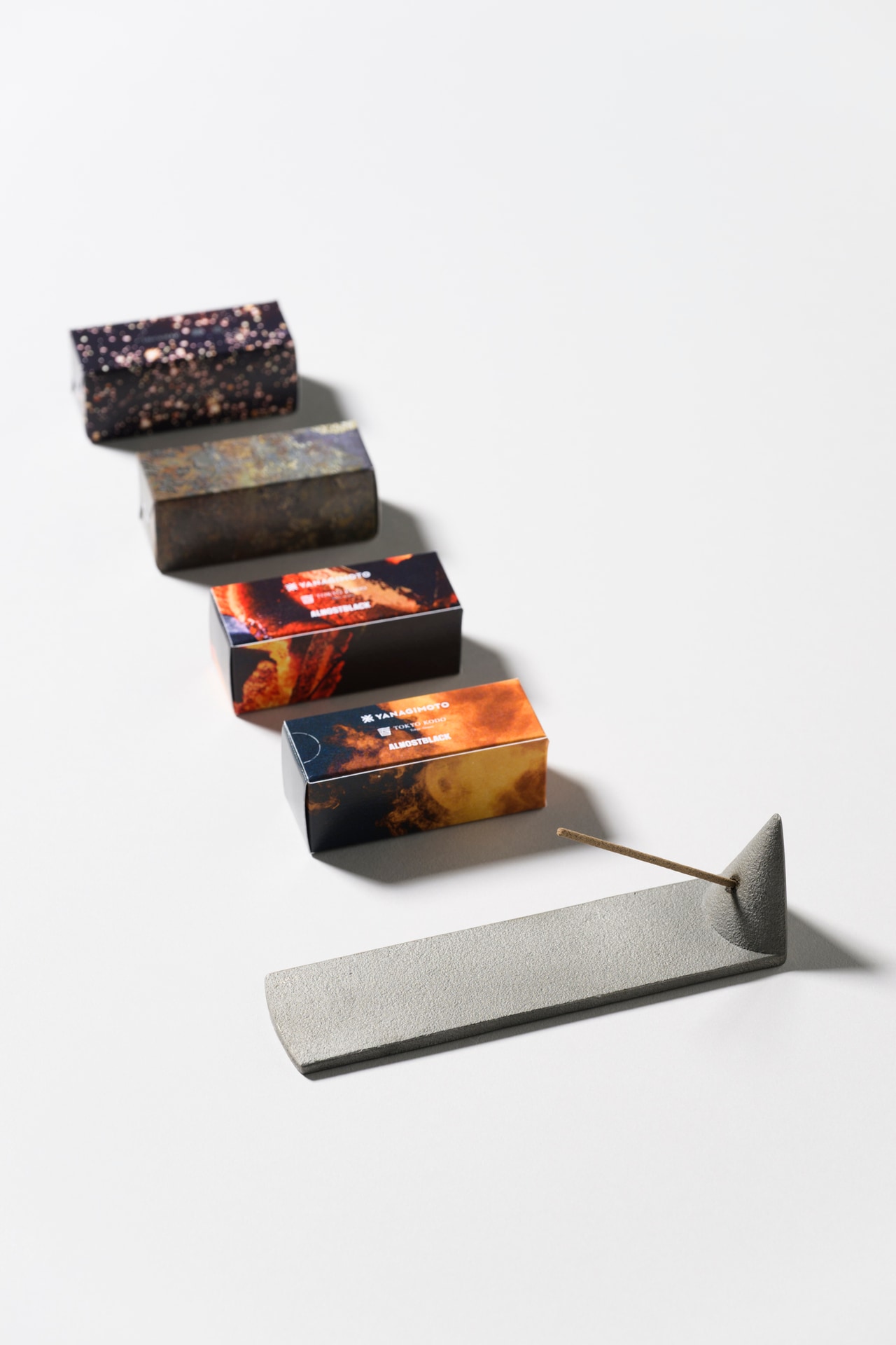 YANAGIOTO×東京香堂×ALMOSTBLACK “incense 鋳造” ／各3,850円。