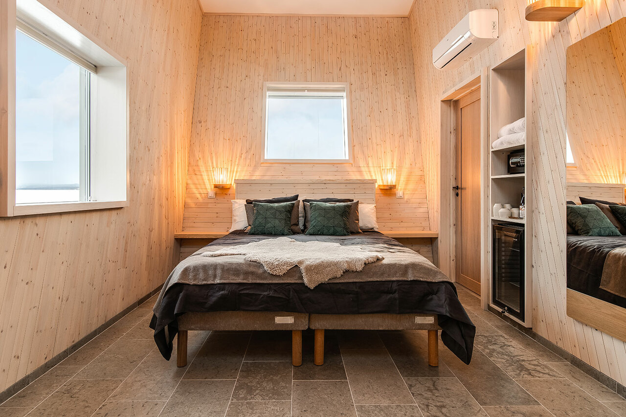 “ウォーターキャビン”の客室。真冬は川が凍結し神秘的な世界を眺めることができる。氷面に穴を開けフィッシングが楽しめる。©Small Luxury Hotels of the World