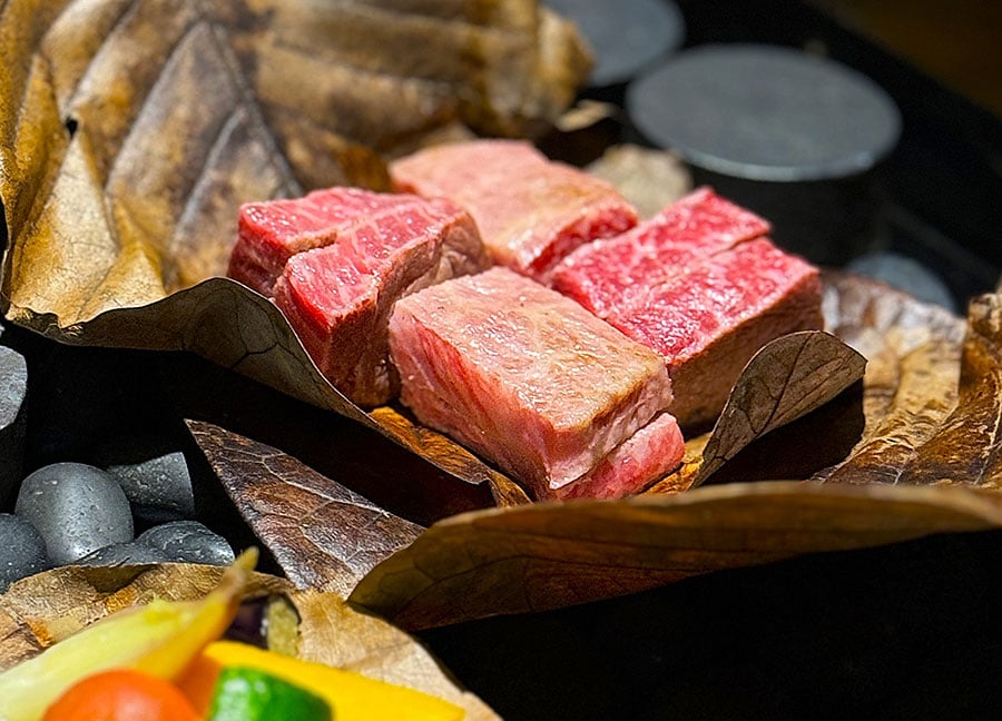 朴葉を開くと、軽く焼き色をつけた飛騨牛（ヒレ・ロース）がお目見え。いいサシ。